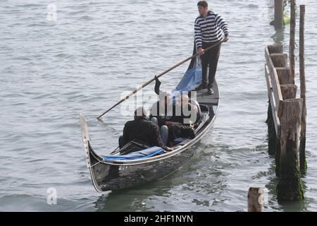 Scott Disick und Sofia Richie kuschelten auf einer Gondel in Venedig, Italien, 17. Oktober 2017 Stockfoto