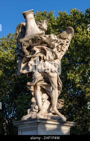 ROM, ITALIEN - 1. SEPTEMBER 2021: Der Engel mit der Säule auf der Ponte Sant'Angelo von Antonio Raggi (1624 - 1686). Stockfoto
