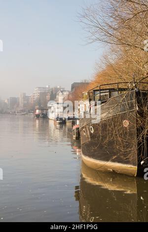 Hausboote auf der Themse unter der Kew Bridge, Hounslow, Middlesex, London, Großbritannien Stockfoto