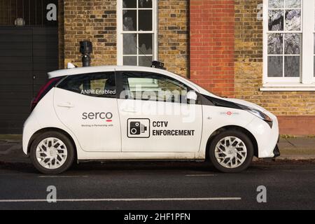 Nahaufnahme eines Überwachungswagens von Serco CCTV in Chiswick, West London, England Stockfoto