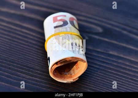 Rolle von 1000 Euro in 50-Euro-Banknoten. Geldstapel von Europa. Ein Haufen Euro-Geld. Stapel von 50 Euro Stockfoto