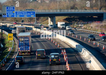 Datchet, UK. 13th. Januar 2022. Die Arbeiten an geplanten neuen Upgrades der Smart Motorway wurden von der britischen Regierung bis zur Überprüfung der Sicherheit ausgesetzt, die Arbeiten an der bereits begonnenen Modernisierung M4 können jedoch fortgesetzt werden. Die M4 wird zu einer All Lanes Running Digital Smart Motorway ausgebaut, die keine harte Schulter mehr hat, sondern nur zeitweise Rückzugsgebiete für Pannenausfälle hat, was vielen Menschen große Sorge bereitet. Bis 2019 starben in den fünf Jahren auf intelligenten Autobahnen 38 Menschen. Quelle: Maureen McLean/Alamy Live News Stockfoto