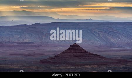 Am frühen Morgen scheint Licht durch Wolken über der südlichen Wüste von Utah, von der Moki Dugway auf Cedar Mesa aus gesehen. Stockfoto