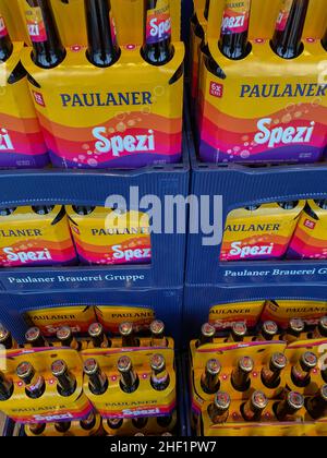 Rheinbach, Deutschland 10. März 2021, mehrere Sixpacks Paulaner Spezi in einem Supermarkt Stockfoto