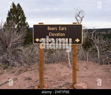 Ein Schild für Bärenohren, das sich am Sattel zwischen den Gipfeln befindet. Stockfoto