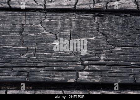 Teil einer verbrannten Holztafel mit einer gut lesbaren Textur. Stockfoto