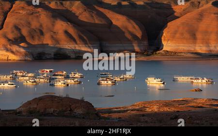 Hausboote bei Bullfrog am Lake Powell in Utah, mit einem markanten „Badewannenring“ auf den Felsen, der zeigt, wie weit der Wasserstand gesunken ist. Stockfoto