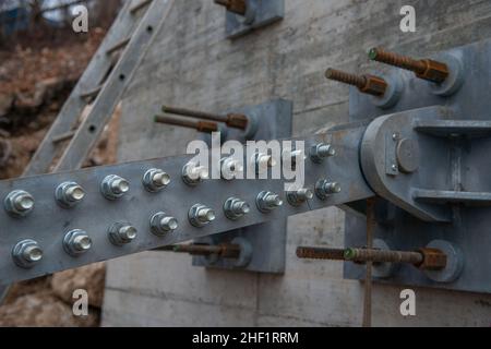 Stahlbetonarbeiten zur Verankerung der Brücke Stockfoto