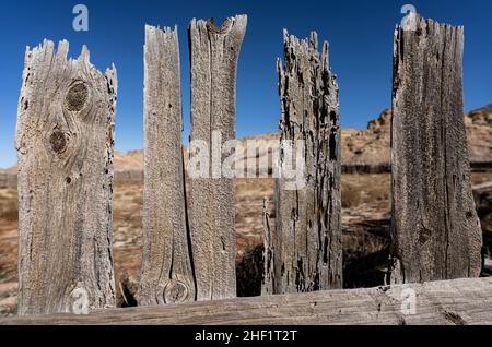 Ein verwitterter Holzzaun am Lower Muley Twist Trailhead im Capitol Reef National Park. Stockfoto