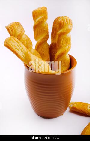 Indische khari oder Karee oder salzige Puffy braune Snacks, serviert mit indischem heißen Tee, indisches Frühstück. Stockfoto