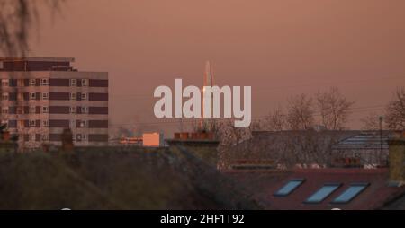 Wimbledon, London, Großbritannien. 13. Januar 2022. Der orangefarbene Himmel am Horizont gegenüber der untergehenden Sonne leuchtet einen einzigen Punkt auf dem Shard im Zentrum Londons, entfernt von den Vororten. Quelle: Malcolm Park/Alamy Live News. Stockfoto