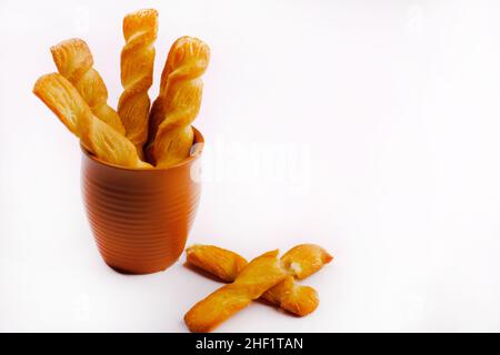 Indische khari oder Karee oder salzige Puffy braune Snacks, serviert mit indischem heißen Tee, indisches Frühstück. Stockfoto