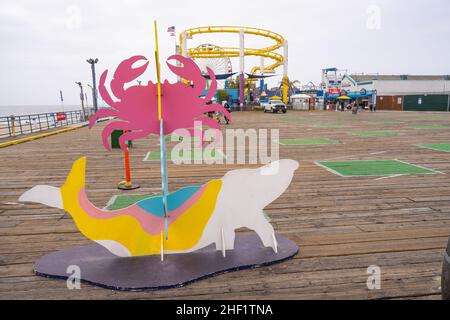 Der Santa Monica Pier ist ein großer, doppelgelenkiger Pier am Fuße der Colorado Avenue in Santa Monica, Kalifornien, USA. Es enthält ein kleines Vergnügungsmusem Stockfoto