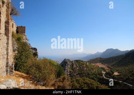 Blick auf die Kyrenia-Berge vom Crusader Castle in St. Hilarion, Nordzypern Stockfoto