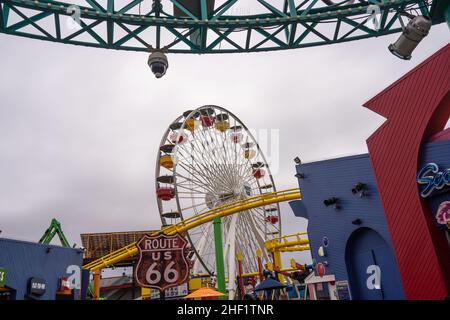 Der Santa Monica Pier ist ein großer, doppelgelenkiger Pier am Fuße der Colorado Avenue in Santa Monica, Kalifornien, USA. Es enthält ein kleines Vergnügungsmusem Stockfoto