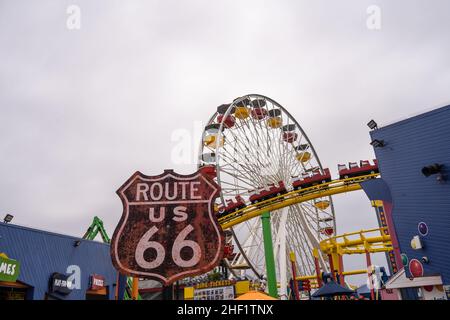 Der Santa Monica Pier ist ein großer, doppelgelenkiger Pier am Fuße der Colorado Avenue in Santa Monica, Kalifornien, USA. Es enthält ein kleines Vergnügungsmusem Stockfoto