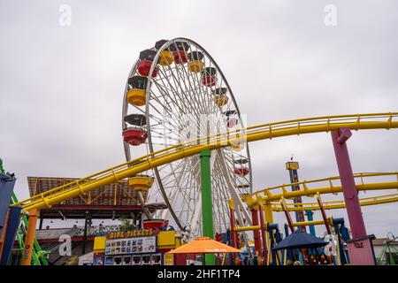 Der Santa Monica Pier ist ein großer, doppelgelenkiger Pier am Fuße der Colorado Avenue in Santa Monica, Kalifornien, USA. Es enthält ein kleines Vergnügungsmusem Stockfoto