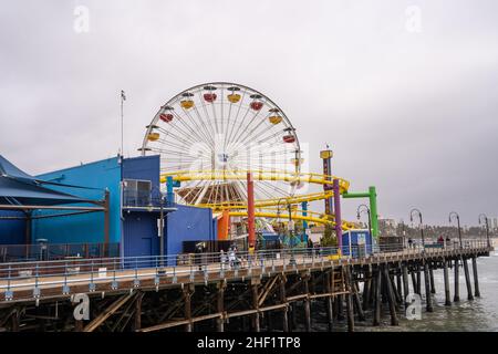 Der Santa Monica Pier ist ein großer, doppelgelenkiger Pier am Fuße der Colorado Avenue in Santa Monica, Kalifornien, USA. Es enthält ein kleines Vergnügungsmusem Stockfoto