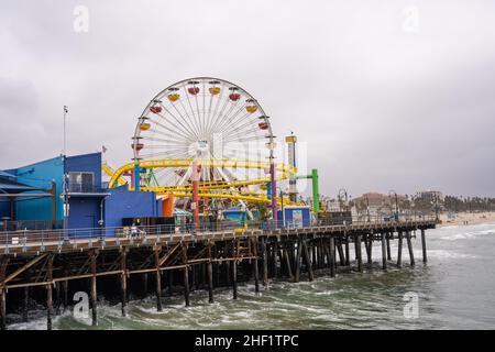 Der Santa Monica Pier ist ein großer, doppelgelenkiger Pier am Fuße der Colorado Avenue in Santa Monica, Kalifornien, USA. Es enthält ein kleines Vergnügungsmusem Stockfoto