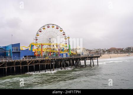 Der Santa Monica Pier ist ein großer, doppelgelenkiger Pier am Fuße der Colorado Avenue in Santa Monica, Kalifornien, USA. Es enthält ein kleines Vergnügungsmusem Stockfoto