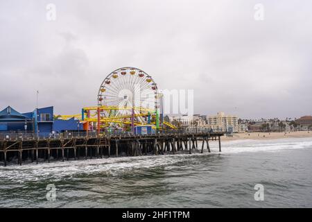 Der Santa Monica Pier ist ein großer, doppelgelenkiger Pier am Fuße der Colorado Avenue in Santa Monica, Kalifornien, USA. Es enthält ein kleines Vergnügungsmusem Stockfoto