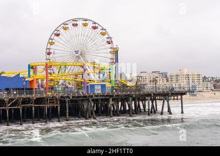 Der Santa Monica Pier ist ein großer, doppelgelenkiger Pier am Fuße der Colorado Avenue in Santa Monica, Kalifornien, USA. Es enthält ein kleines Vergnügungsmusem Stockfoto