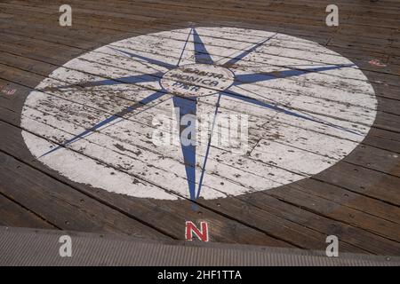 Der Santa Monica Pier ist ein großer, doppelgelenkiger Pier am Fuße der Colorado Avenue in Santa Monica, Kalifornien, USA. Es enthält ein kleines Vergnügungsmusem Stockfoto