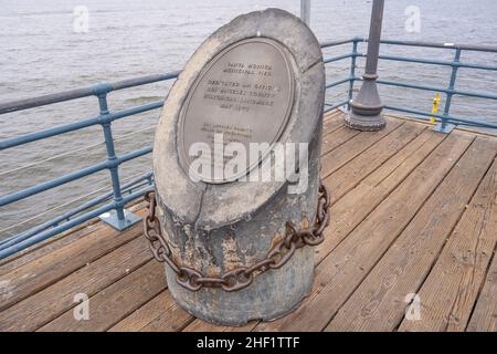 Der Santa Monica Pier ist ein großer, doppelgelenkiger Pier am Fuße der Colorado Avenue in Santa Monica, Kalifornien, USA. Es enthält ein kleines Vergnügungsmusem Stockfoto