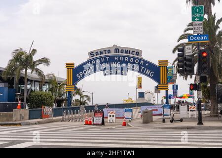 Der Santa Monica Pier ist ein großer, doppelgelenkiger Pier am Fuße der Colorado Avenue in Santa Monica, Kalifornien, USA. Es enthält ein kleines Vergnügungsmusem Stockfoto