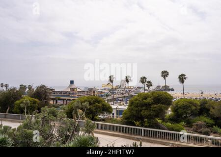 Der Santa Monica Pier ist ein großer, doppelgelenkiger Pier am Fuße der Colorado Avenue in Santa Monica, Kalifornien, USA. Es enthält ein kleines Vergnügungsmusem Stockfoto