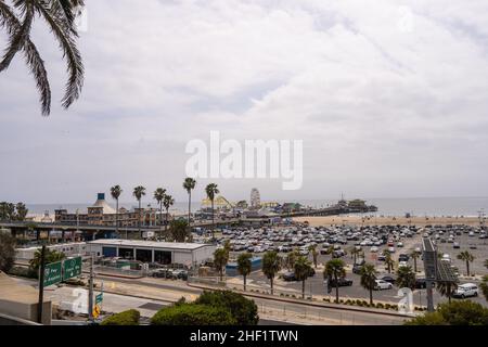 Der Santa Monica Pier ist ein großer, doppelgelenkiger Pier am Fuße der Colorado Avenue in Santa Monica, Kalifornien, USA. Es enthält ein kleines Vergnügungsmusem Stockfoto