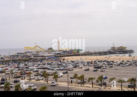 Der Santa Monica Pier ist ein großer, doppelgelenkiger Pier am Fuße der Colorado Avenue in Santa Monica, Kalifornien, USA. Es enthält ein kleines Vergnügungsmusem Stockfoto