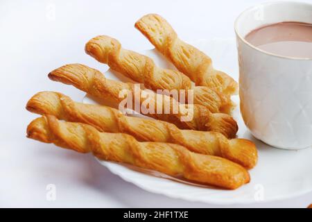 Indische khari oder Karee oder salzige Puffy braune Snacks, serviert mit indischem heißen Tee, indisches Frühstück. Stockfoto