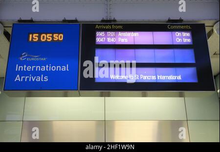 Frankreich hebt das britische Reiseverbot ab dem 14th 2022. Januar auf, bestätigte der französische Minister Jean-Baptiste Lemoyne am 13th 2022. Januar. Hier in St. Pancras bei den Eurostar-Ankünften am letzten Ruhetag, London, Großbritannien Stockfoto