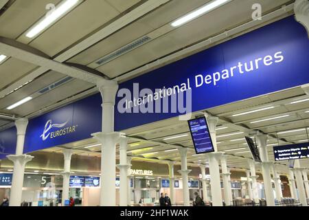 Frankreich hebt das britische Reiseverbot ab dem 14th 2022. Januar auf, bestätigte der französische Minister Jean-Baptiste Lemoyne am 13th 2022. Januar. Hier in St. Pancras am Eurostar-Eingang der letzte Tag der Ruhe, London, Großbritannien Stockfoto