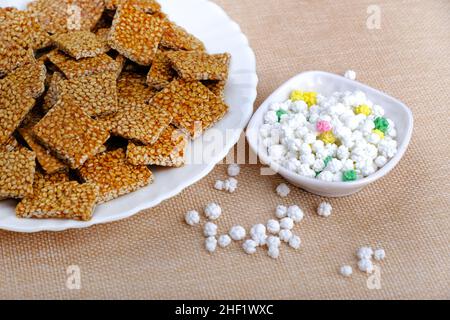 Makar sankranti Spezialartikel Tilgul, Til ke laddu, Chikki, alles süße Dinge, die aus weißen Sesamsamen und Jaggery hergestellt werden. Winter spezielle indische Lebensmittel Gesundheit Stockfoto