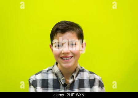 Porträt eines lächelnden Jungen mit Sommersprossen Stockfoto