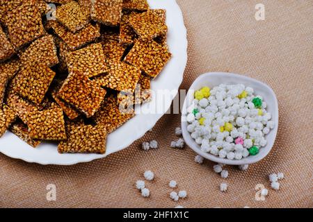 Makar sankranti Spezialartikel Tilgul, Til ke laddu, Chikki, alles süße Dinge, die aus weißen Sesamsamen und Jaggery hergestellt werden. Winter spezielle indische Lebensmittel Gesundheit Stockfoto
