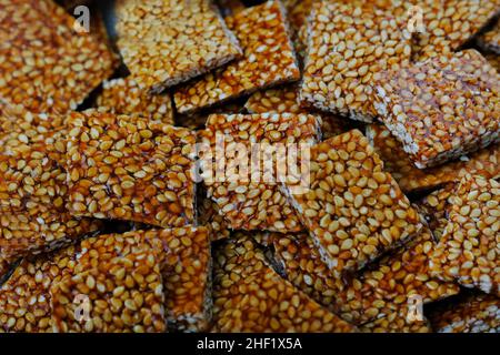 Makar sankranti Spezialartikel Tilgul, Til ke laddu, Chikki, alles süße Dinge, die aus weißen Sesamsamen und Jaggery hergestellt werden. Winter spezielle indische Lebensmittel Gesundheit Stockfoto