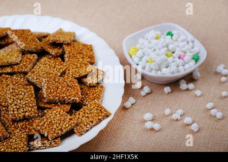 Makar sankranti Spezialartikel Tilgul, Til ke laddu, Chikki, alles süße Dinge, die aus weißen Sesamsamen und Jaggery hergestellt werden. Winter spezielle indische Lebensmittel Gesundheit Stockfoto