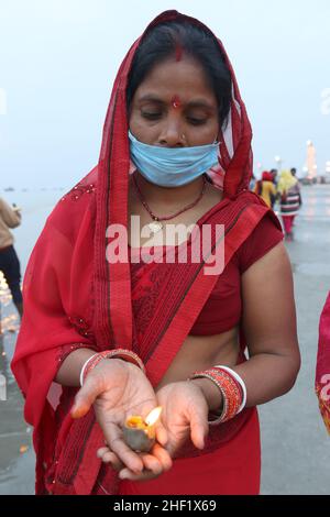 Kalkutta, Westbengalen, Indien. 13th Januar 2022. Ein Pilger führt ein Ritual am Strand während des hinduistischen religiösen Festivals von Gangasagar Mela auf der Insel Sagar, etwa 150 km südlich von Kalkutta, Westbengalen, durch. (Bild: © Dipa Chakraborty/Pacific Press via ZUMA Press Wire) Stockfoto