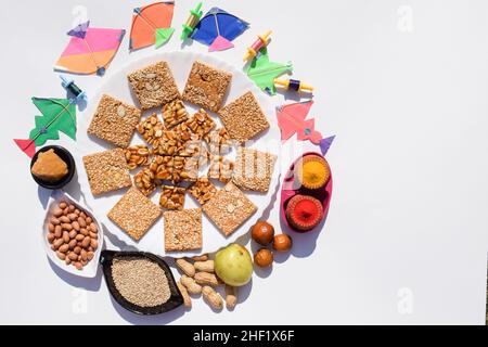 Makar sankranti Spezial Peanut Chikki und Til Chiki Riegel aus Jagery, Sesamsamen und gemahlenen Nüssen. Auch gegessen Jujube Früchte und pooja von kanku ha Stockfoto