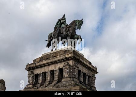 1. November 2021 - Koblenz, Deutschland: Die Äquatorialstatue von Kaiser Wilhelm I. am Deutschen Eck, wo Rhein und Mosel aufeinandertreffen. Diese Statue ist ein wichtiges Symbol der Vereinigung Deutschlands Stockfoto