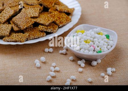 Makar sankranti Spezialartikel Tilgul, Til ke laddu, Chikki, alles süße Dinge, die aus weißen Sesamsamen und Jaggery hergestellt werden. Winter spezielle indische Lebensmittel Gesundheit Stockfoto