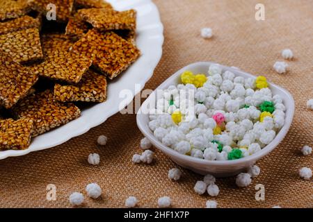 Makar sankranti Spezialartikel Tilgul, Til ke laddu, Chikki, alles süße Dinge, die aus weißen Sesamsamen und Jaggery hergestellt werden. Winter spezielle indische Lebensmittel Gesundheit Stockfoto