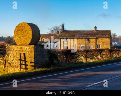 Frostbedeckte Landschaft mit Häusern und Bäumen bei Rowsley im Derbyshire Peak District England, Großbritannien, mit Peak Tor oder Pillow Hill in der Ferne. Stockfoto