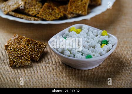 Makar sankranti Spezialartikel Tilgul, Til ke laddu, Chikki, alles süße Dinge, die aus weißen Sesamsamen und Jaggery hergestellt werden. Winter spezielle indische Lebensmittel Gesundheit Stockfoto