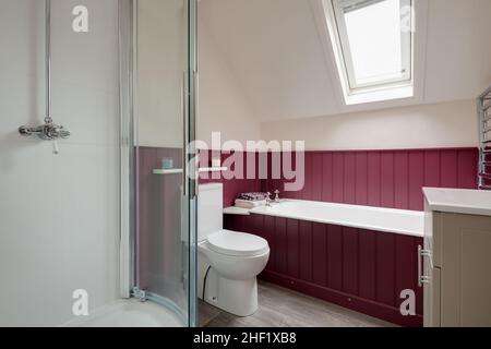 Clare, Suffolk - 27. April 2018: Schlichtes, schickes, modernes Badezimmer in einem sympathischen traditionellen Stil in einem kleinen Häuschen. Stockfoto