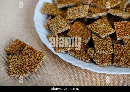 Makar sankranti Spezialartikel Tilgul, Til ke laddu, Chikki, alles süße Dinge, die aus weißen Sesamsamen und Jaggery hergestellt werden. Winter spezielle indische Lebensmittel Gesundheit Stockfoto