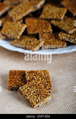 Makar sankranti Spezialartikel Tilgul, Til ke laddu, Chikki, alles süße Dinge, die aus weißen Sesamsamen und Jaggery hergestellt werden. Winter spezielle indische Lebensmittel Gesundheit Stockfoto